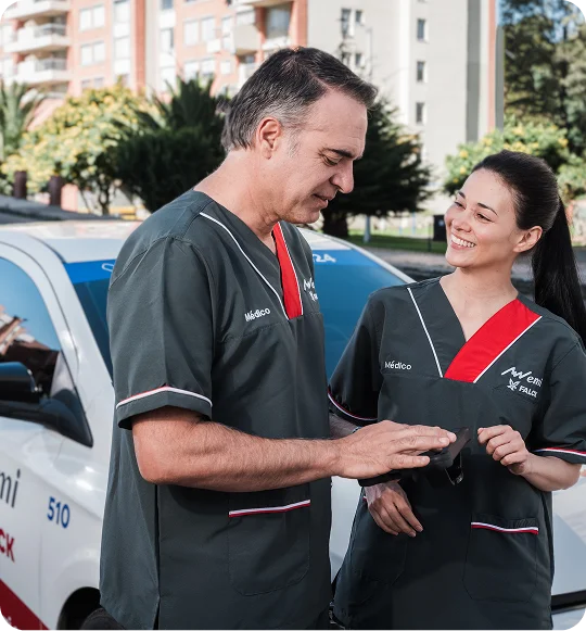 Personal médico de EMI junto a unidad móvil