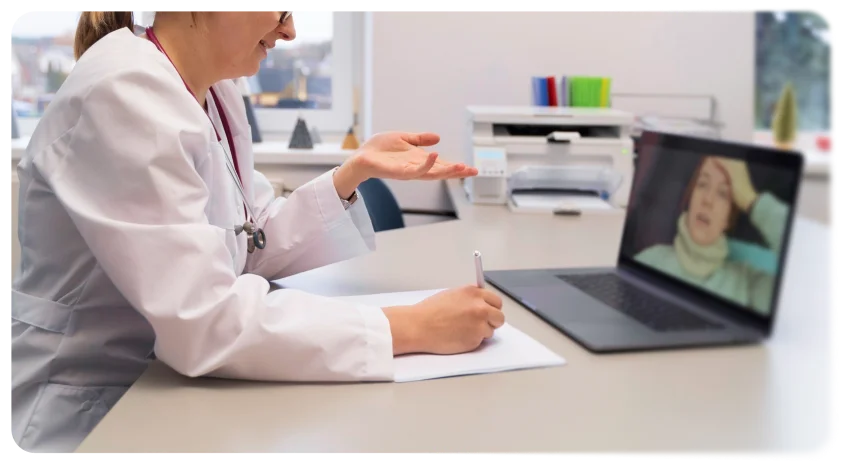 Médica de EMI en videoconsulta desde el Portal Cliente