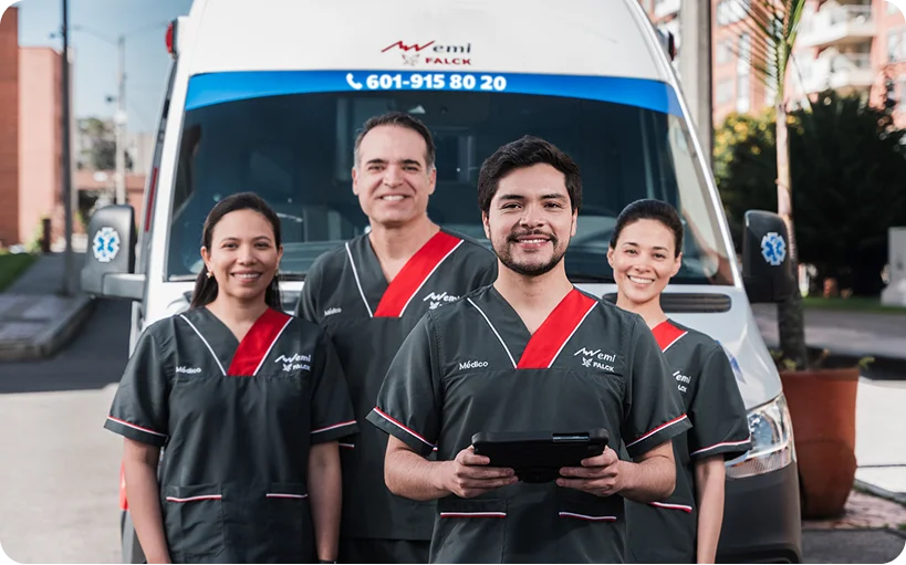 Servicio de médico a domicilio EMI Equipo médico de EMI frente a una ambulancia