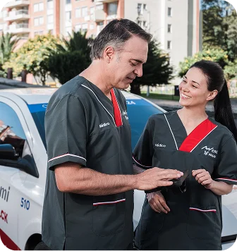 Servicios de atención médica de EMI Personal médico de EMI junto a una ambulancia